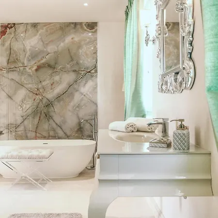 Stunning In Vabriga With Kitchen Дом отдыха